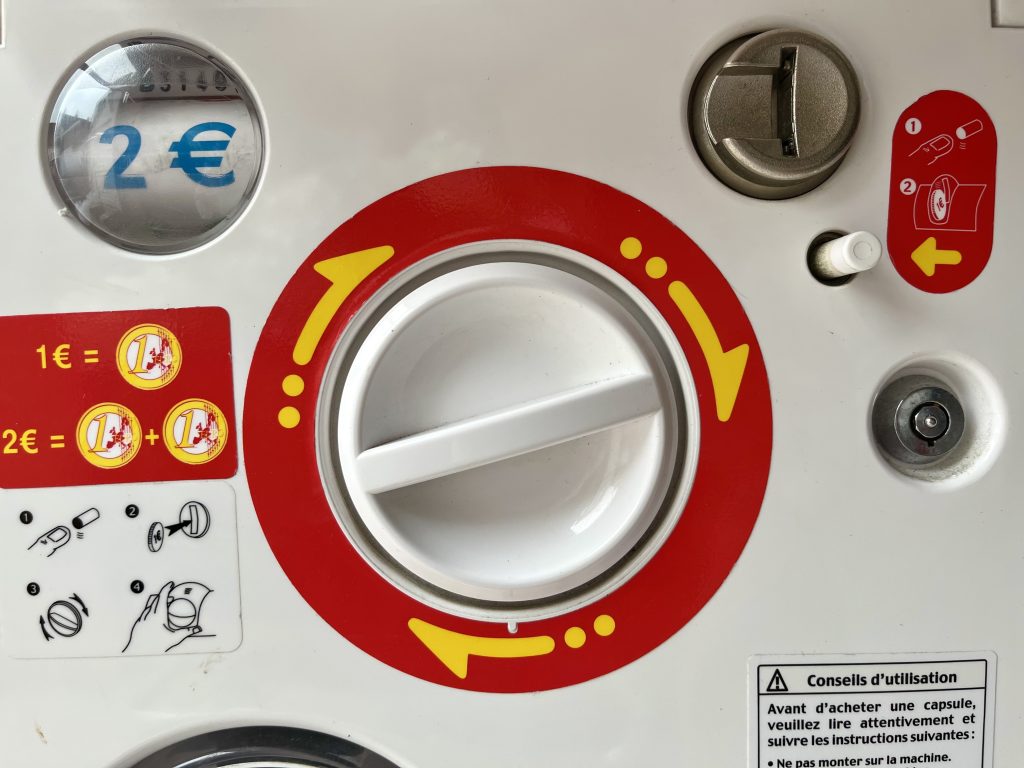 Machine Gashapon Distributeur Automatique De Jouets – Avec 6 Capsules Surprises | En ABS Rouge Pour Enfants 3 Ans Et Plus